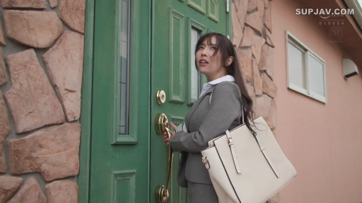 站立 · 中景 · 开门 · 长发 · 白色手提包 · 住宅门口 · 张望 · 灰色西服套装