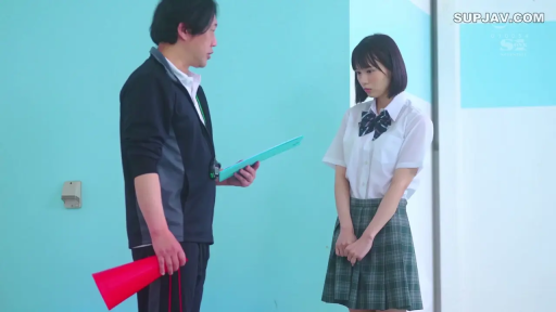 室内 · 校服 · 委屈 · 师生 · 站立 · 中景 · 对话 · 扩音器