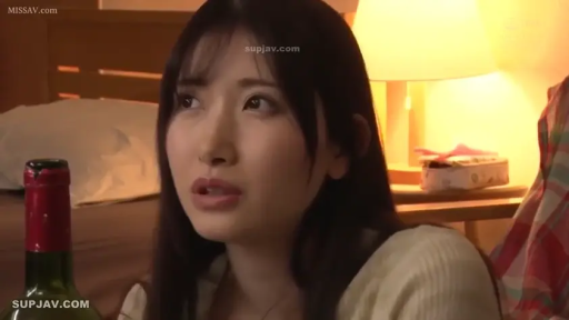 坐姿 · 忧郁 · 卧室 · 台灯 · 面部特写 · 酒瓶 · 针织衫 · 侧头