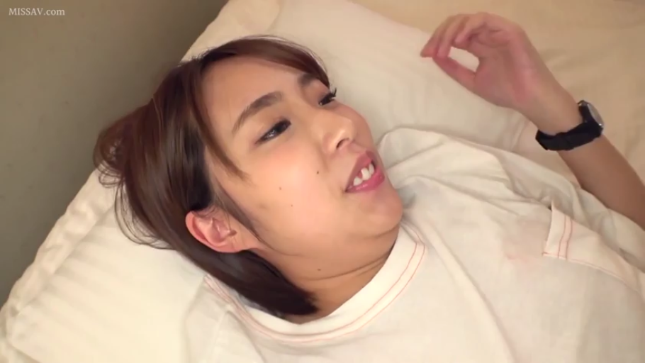 卧室 · 微笑 · 枕头 · 仰卧 · 面部特写 · 对话 · T恤 · 手表