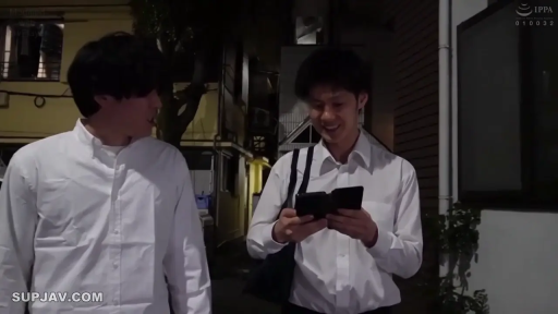 室内 · 顔 · 平静 · 白い上着 · 注視 · 正面 · 画面がぼやけています