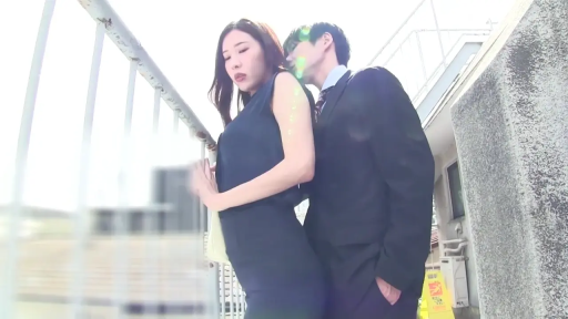 迷离 · 亲吻 · 天台 · 栏杆 · 无袖连衣裙 · 职场 · 从后拥抱