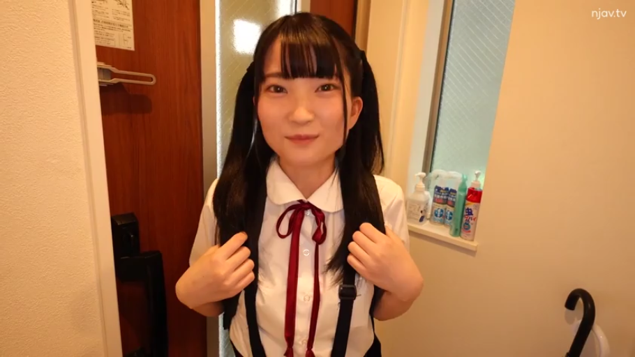 全身 · 黑色西装 · 行走 · 户外公园 · 纸袋 · 中年男性 · 提物 · 露齿微笑