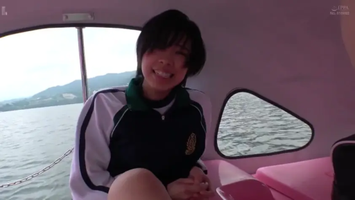 坐姿 · 面对镜头 · 面部特写 · 户外 · 运动校服 · 开朗微笑 · 湖面船内 · 船