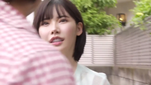 交谈 · 脸部特写 · 站姿 · 户外 · 短发 · 惊讶 · 浅色上衣