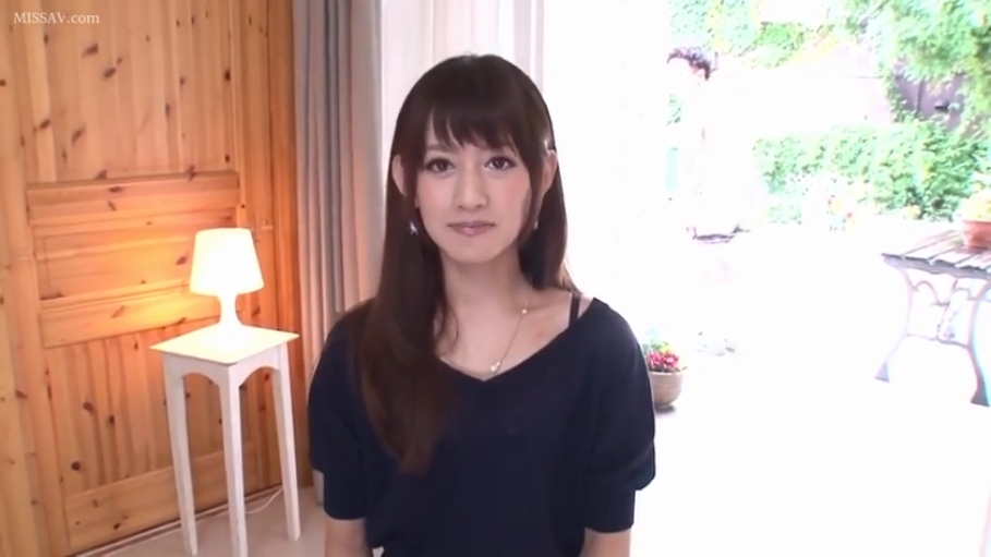 室内 · 胸部 · 站立 · 诱惑 · 撩衣 · 网页截图 · 低胸装