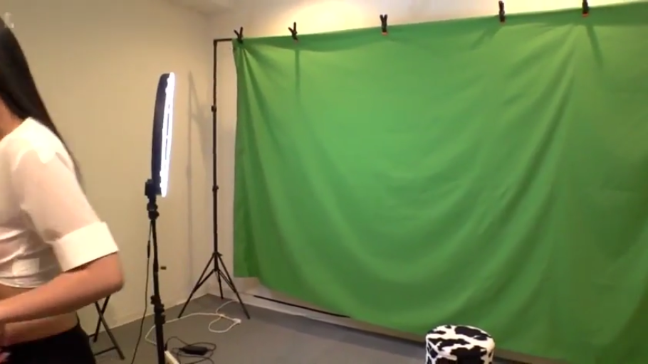 摄影棚 · 白色短上衣