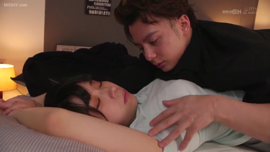 寝室 · ベッド · 仰臥 · プロット · 上半身 · 抚摸 · 休闲服 · 瞑目