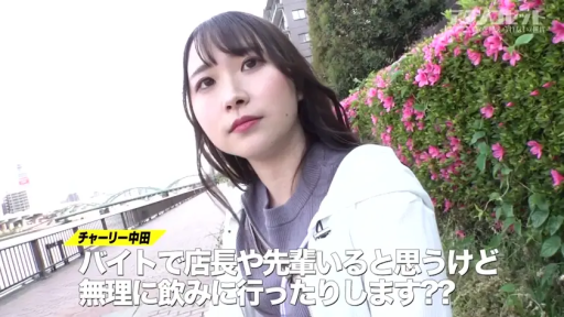 站立 · 平静 · 面部特写 · 注视镜头 · 日语字幕 · 白色连帽衫 · 户外河畔