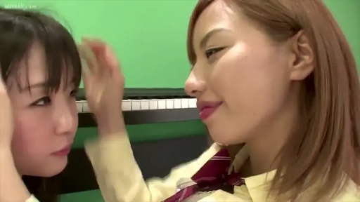 面部 · 制服 · 微笑 · 对坐 · 钢琴 · 整理头发 · 绿幕 · 琴房