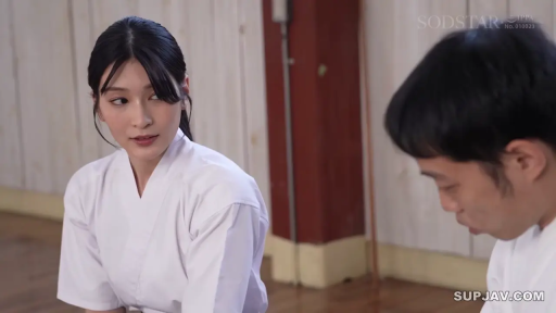 坐姿 · 严肃 · 对视 · 近景 · 柔道服 · 道场