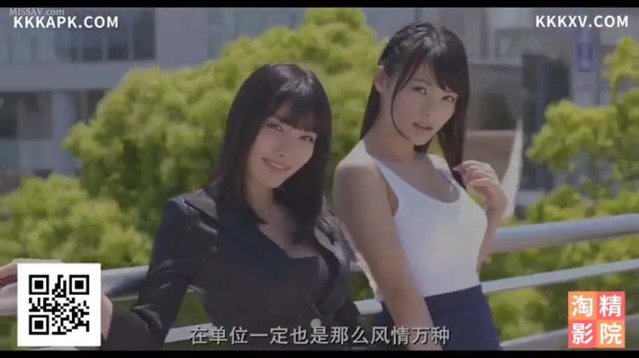 倚靠 · 妩媚 · 半身 · 白色背心 · 户外 · 栏杆 · 美女 · 摆姿势