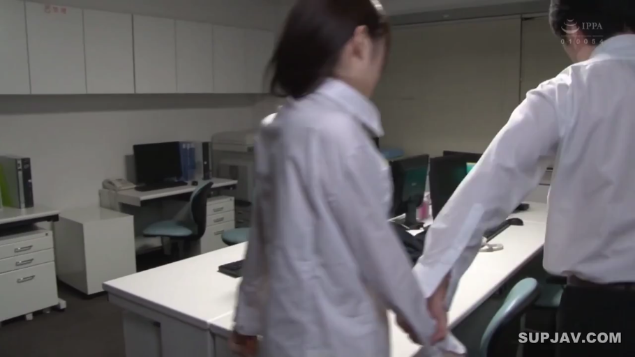 办公室 · 站立 · 办公桌 · 中景 · 白衬衫 · 职场 · 模糊 · 拉手