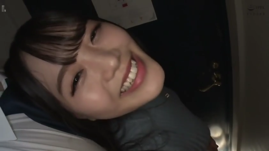 室内 · 脸部特写 · 注视镜头 · 笑容 · 深色上衣 · 歪头 · 高角度