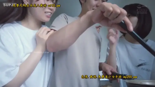 站立 · 中景 · 厨房 · 白色T恤