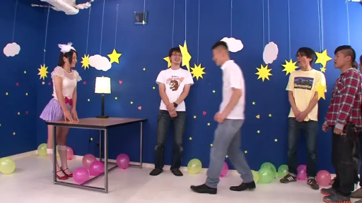 室内 · 站立 · 全景 · 短裙 · 微笑 · 交流 · 多人 · 气球