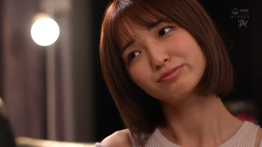 面部特写 · 白色吊带 · 室内房间 · 歪头 · 注视相机 · 俏皮表情 · 柔焦背景