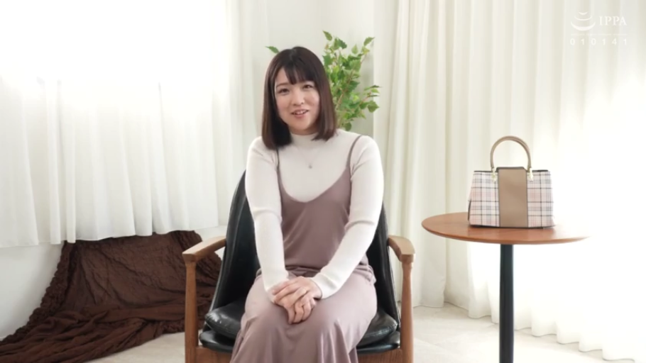 室内 · 坐姿 · 全景 · 微笑 · 手提包 · 访谈 · 连衣长裙