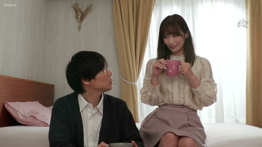 坐姿 · 喝水 · 卧室 · 中景 · 开衫 · 微笑 · 马克杯