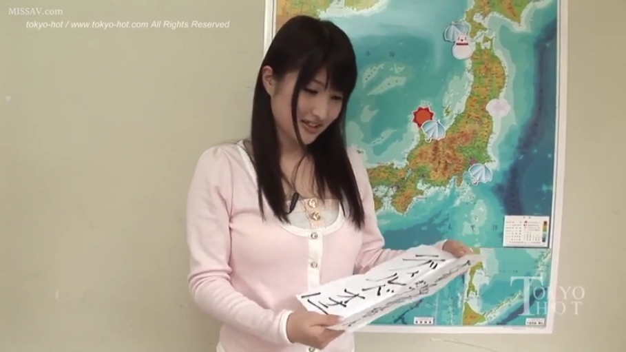 室内 · 站立 · 展示 · 微笑 · 半身 · 亚洲女性 · 粉色开衫 · 地图