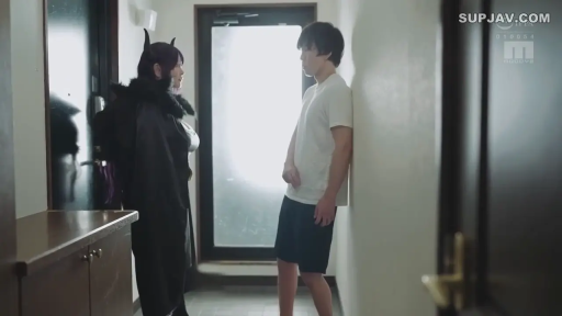 Serious · Whole body · Stand · Confrontation · Plot category · T恤短裤 · 玄关走廊 · 恶魔角头饰