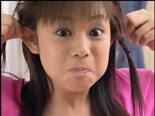 室内 · 脸部特写 · 正坐 · 粉色长袖 · 搞怪 · 清纯日常 · 拉扯头发扮鬼脸