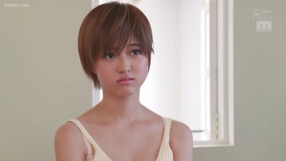 室内 · 坐姿 · 委屈 · 脸部特写 · 注视 · 短发 · 吊带衫