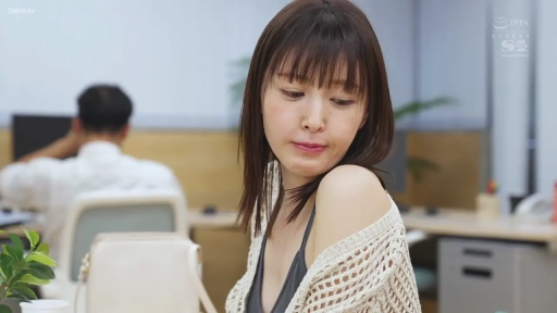 坐姿 · 办公室 · 电脑 · 白色针织开衫 · 职场诱惑 · 近景 · 卖萌 · 侧身回头