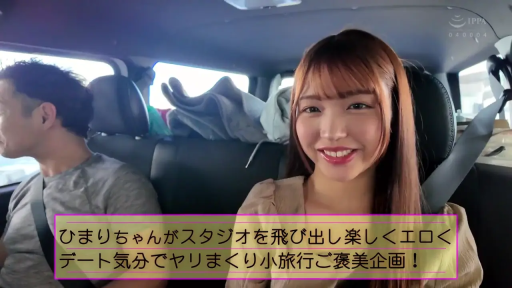 坐姿 · 中景 · 面对镜头 · 车内 · 安全带 · 甜美微笑 · 卡其色上衣 · 彩色字幕