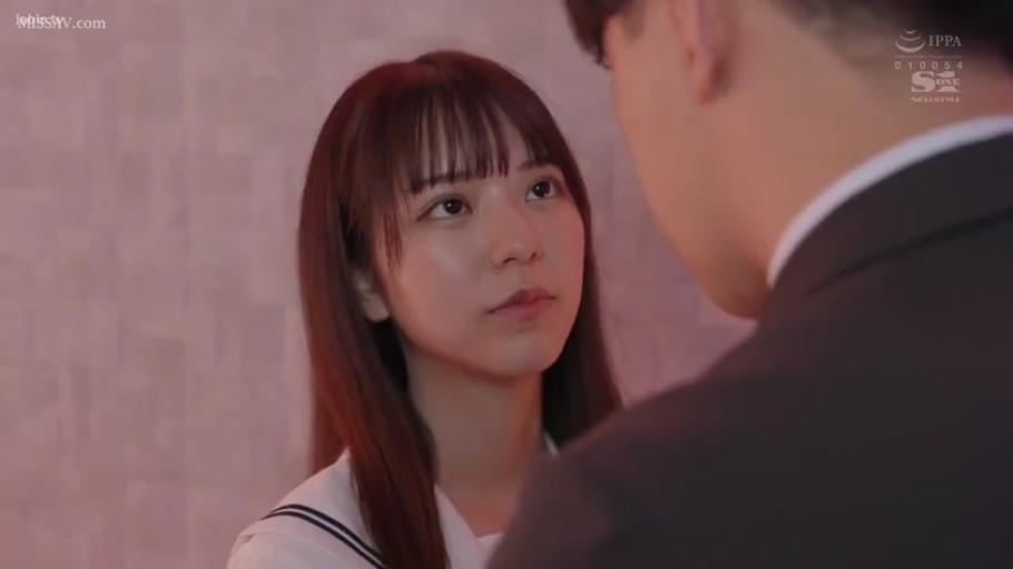 室内 · 严肃 · 面部特写 · 剧情 · 凝视 · 水手服 · 站立对视