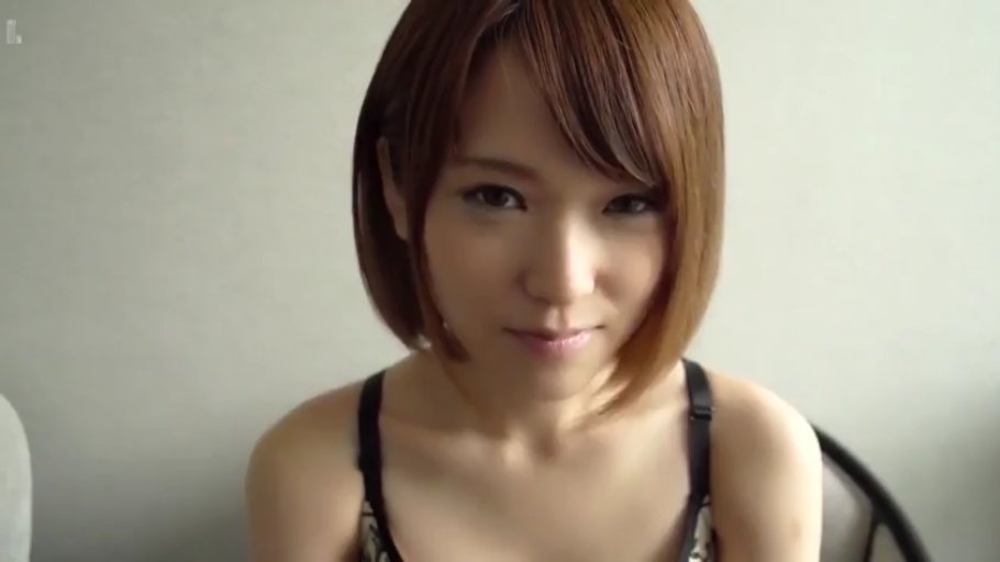 Indoor · Smile · 面部特写 · Gaze · 内衣 · 短发 · 正面