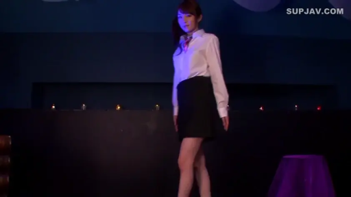 行走 · 站姿 · 全景 · 黑色短裙 · 自然 · 夜店 · 圆桌 · 蓝紫色灯光