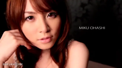 脸部 · 妩媚 · 摄影棚 · 文字水印 · 静态拍摄 · 吊带蕾丝 · 侧身托腮