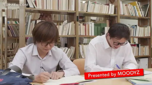 坐姿 · 专注 · 中景 · 衬衫 · 书架 · 图书馆 · 学习