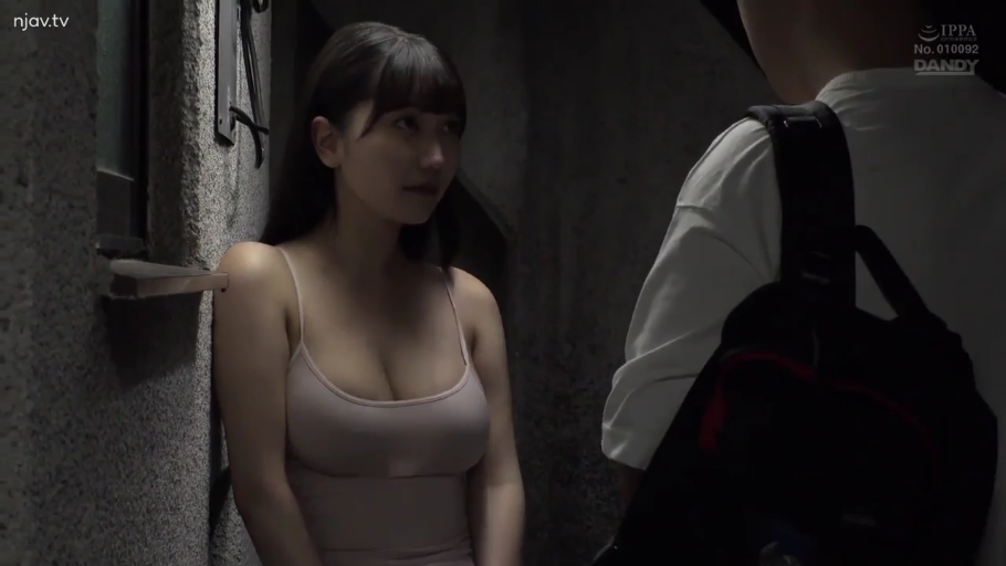 胸部 · 对视 · 壁に寄りかかる · 屋外 · 紧身吊带