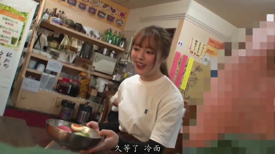 床上 · 平静 · 乳头 · 捏乳头 · 局部特写 · 白色T恤 · 躺卧