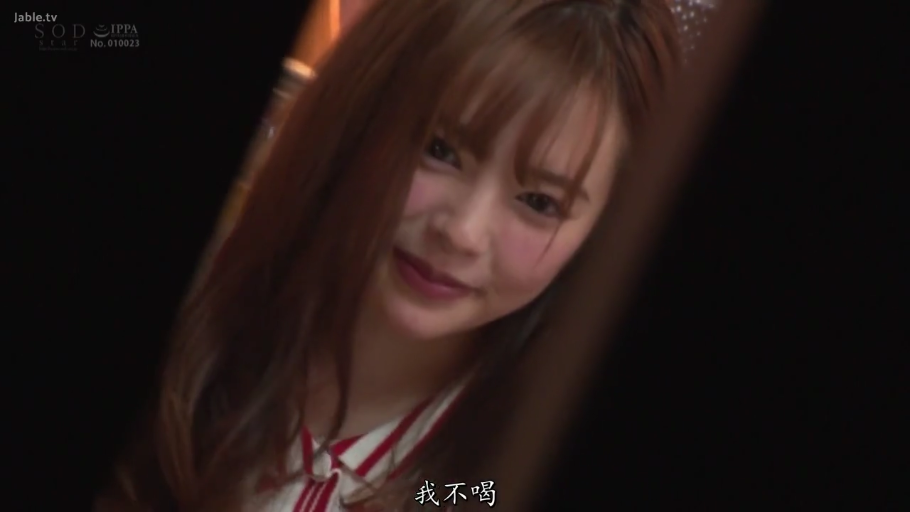 室内 · 脸部特写 · 条纹上衣