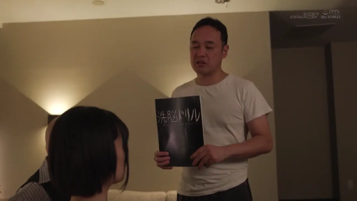 坐姿 · 侧面半身 · 专注 · 剧情 · 手机 · 餐厅 · 粉色衬衫 · 玩手机