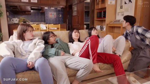 坐姿 · 交谈 · 严肃 · 眼镜 · 客厅 · 远景 · 多人 · 休闲服