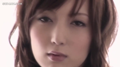 室内 · 面部 · 注视 · 冷淡 · 不详 · 中长发 · 正对