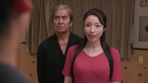 室内 · 站立 · 微笑 · 面对镜头 · 半身 · 老少配 · 粉色针织衫与黑色和服