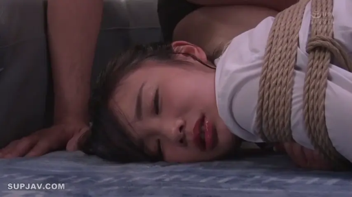 室内 · 单人 · 面部 · 白衬衫 · 痛苦 · 卧姿 · 绳索 · 绳缚