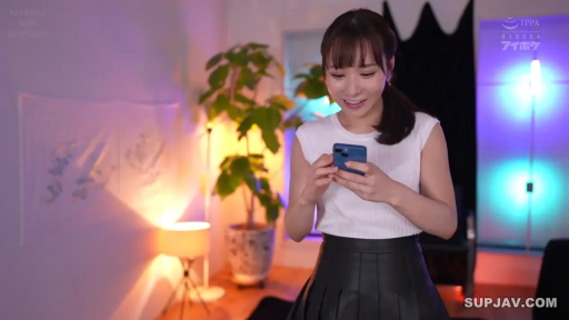 室内 · 站立 · 盆栽 · 黑色褶裙 · 携帯電話 · 笑容 · 操作手机 · 腰部以上