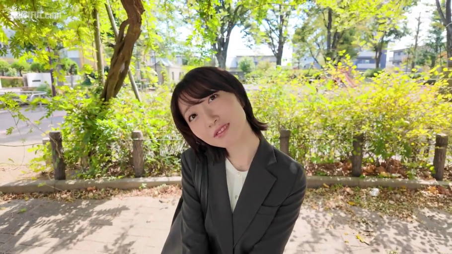 肩部以上特写 · 温柔注视 · 灰色西装外套 · 公园 · 自然光