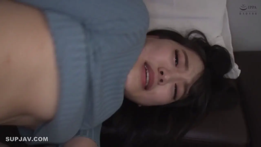 室内 · 脸部特写 · 卧姿 · 蓝色毛衣