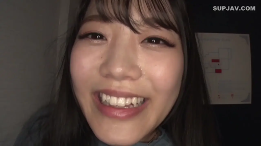 室內 · 对视 · 正面 · 脸部大特写 · 蓝色上衣 · 廣角鏡頭 · 露齿大笑