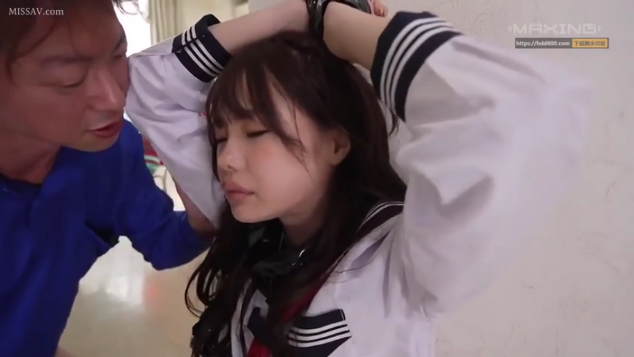 室内 · 面部特写 · 捆绑 · 手铐 · 痛苦 · 水手服 · 举手 · 成人电影