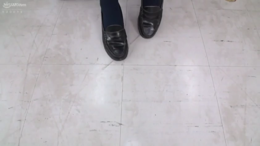 室内 · 站立 · 足部 · 乐福鞋