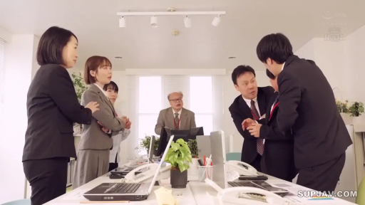 严肃 · 办公室 · 站立 · 全景 · 电脑 · 西装 · 职场 · 争执