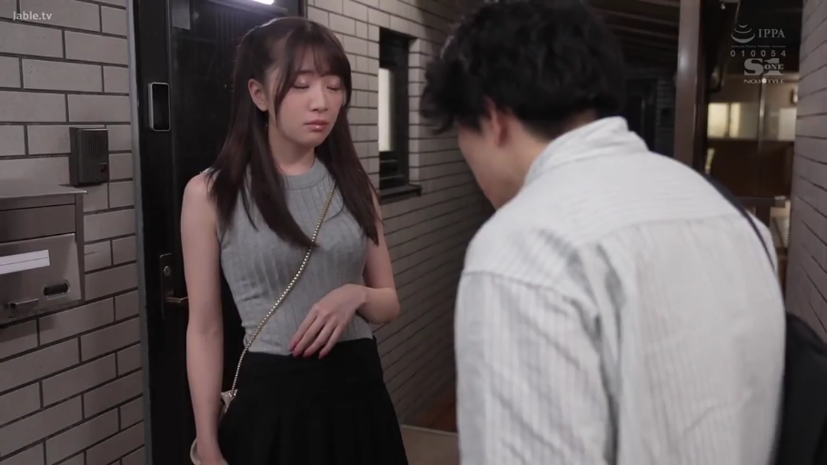 挎包 · 上半身特写 · 玄关 · 交流行为 · Melancholic expression · 针织衫短裙 · 对峙站立 · 剧情演绎